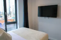 Slate Suite 1BR & City Views