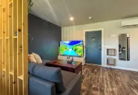 Double Queen Studio, Full Kitchen, 75" 4KTV, W/D, workspace, Early check-in