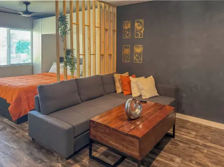 Double Queen Studio, Full Kitchen, 75" 4KTV, W/D, workspace, Early check-in