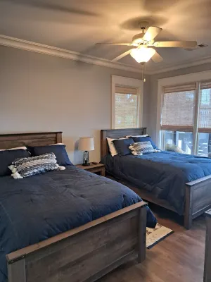 Quiet ReflectionsSpacious 5-BR house with Outstanding Views, Hot Tub Sleeps 14