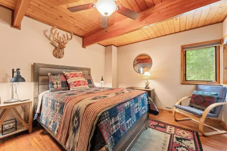Lake Lodge 4-bedroom private setting
