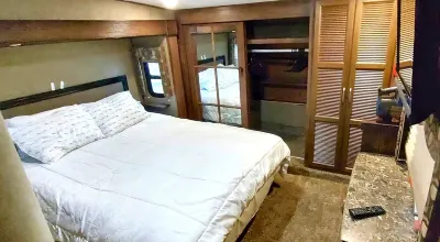 Cozy RV in Enchanting Silver Springs with WiFi, AC, TV, fire pit & horse stable Hotels near Silver Springs State Park Campground