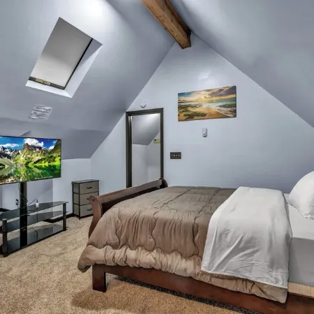 Family-Friendly 6-bedroom house in Charming Buffalo with WiFi, AC