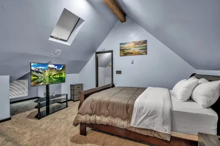 Family-Friendly 6-bedroom house in Charming Buffalo with WiFi, AC