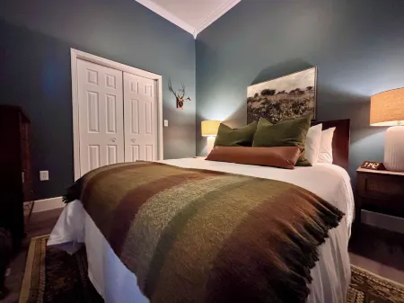 Luxury 1BR/BA Loft in the Heart of Downtown Marshall