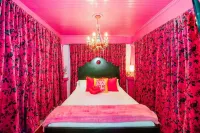 Fall Deals the Twisted Tulip, a Curious Stay