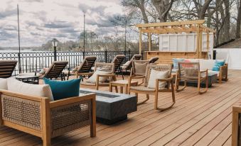 Shoreline Hotel