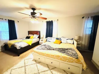 Spacious 6-bedroom house with WiFi, AC in charming Silver Spring Hotels near Woodside Synagogue Ahavat Torah