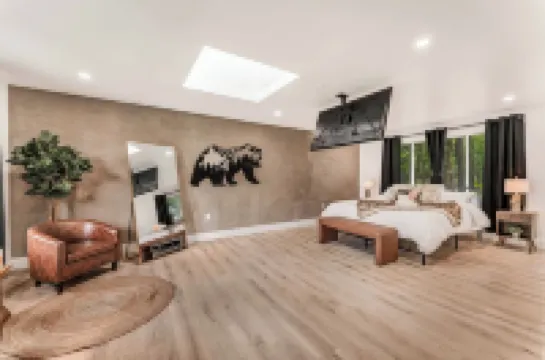 Cozy Ranch by the Lake w/Hot Tub in the Mountains