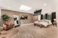 Cozy Ranch by the Lake w/Hot Tub in the Mountains