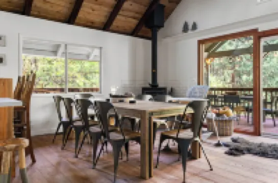 Owl's Nest - Walking Distance to Lake, Hot Tub, Pet Friendly w/ New AC