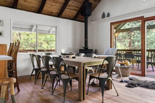 Owl's Nest - Walking Distance to Lake, Hot Tub, Pet Friendly w/ New AC