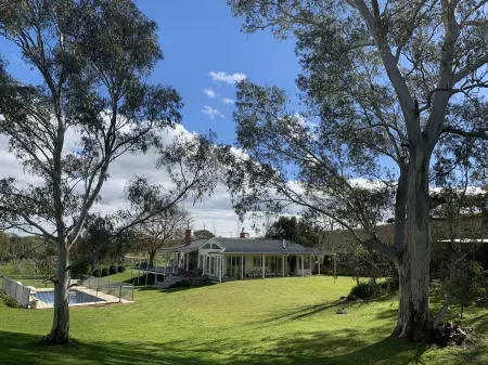 Vineyard views, large deck, Pet friendly, WiFi, Netflix, Pool, Firepit, Aircon Отели рядом с достопримечательностью «Mad Bastard Wines»
