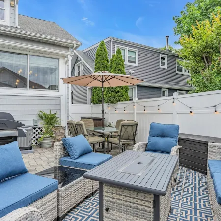 2Blocks 2Beach with Free Coffee, AC and Linens+Towel