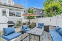 2Blocks 2Beach with Free Coffee, AC and Linens+Towel
