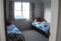 Riverside Townhouse with room for all the family, great location & WIFI