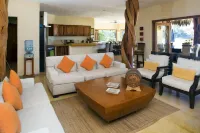 200 ft Oceanfront, Sleeps 18, Private Cook Service, Swim up bar, jacuzzi Hotel di Compostela