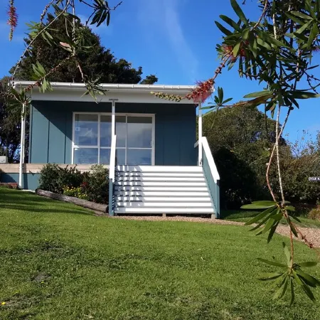 Cute & modern chalet, 500m to sandy beaches, close to vineyards with seaview Отели рядом с достопримечательностью «Автобус Explorer Island Waiheke»