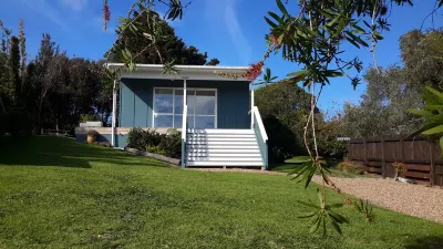 Cute & modern chalet, 500m to sandy beaches, close to vineyards with seaview