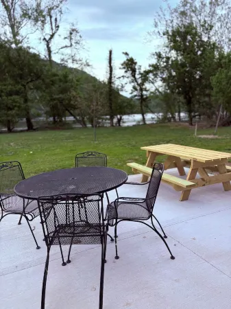 Cozy, riverfront house - 15 minutes from Virginia Tech