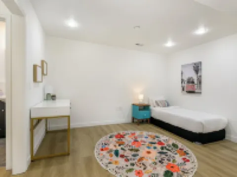 Sammamish Modern Family & Pet Friendly Home Hotels in Sammamish