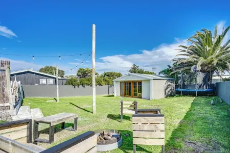 Relax in style  - mineral spa, games room, trampoline, fireplace (Pet friendly)