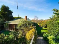 Tara Cottage - pet friendly Hotels near Lake Daylesford Park