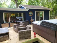 Cheerful 2 Bedroom Cottage with Hot Tub near Lake Hotels in West Shenango Township