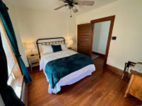 Gorgeous Historic Victorian - 4 bedrooms 2 bathrooms - 4 Blocks Walk to Town