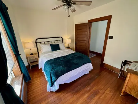 Gorgeous Historic Victorian - 4 bedrooms 2 bathrooms - 4 Blocks Walk to Town