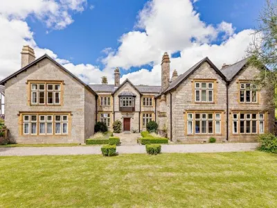 Kenegie Manor Court - Apartment with Heated Pool in Grade II listed Manor House Hotels near Morrab Library,