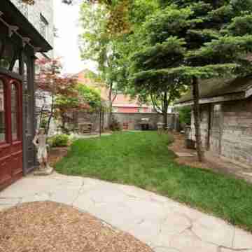 Capitan Burn's House on Wellington Hotel Exterior