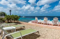 Charming oceanfront villa, great house reef near restaurant and dive operation