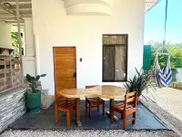 Cute studio, GREAT location, beautiful pool, close to beach! AC+