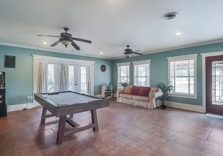 Charming Coastal Retreat in West Biloxi! Отели рядом с достопримечательностью «Mississippi Coast Coliseum and Convention Center»