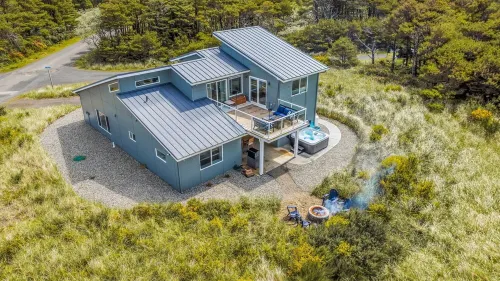 NEW! 1 minute to beach-Ocean Views-Hot Tub-Waffles for Breakfast - 4-Star