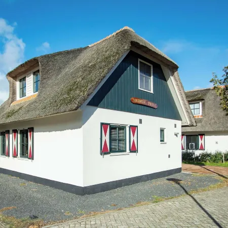 Villa in Callantsoog with Whirlpool and Beach Hoteles en Callantsoog