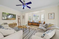 Poolside Paradise: Cozy Miami Getaway Hotels in The Hammocks