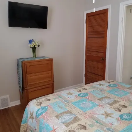 Charming Beach block getaway! Leave your sheets, towels at home! You're on VACA!