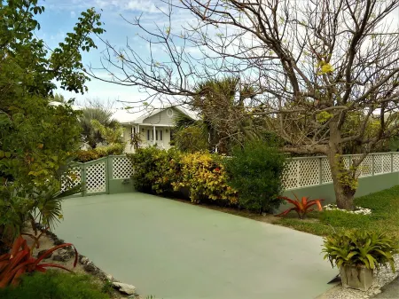 Nice Wooden House, a few steps from the beach - sleeps 6 - Strategic location