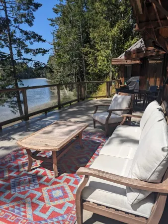 Charming waterfront Salt Spring Island B&B Отели в г. Солт Спринг Айленд