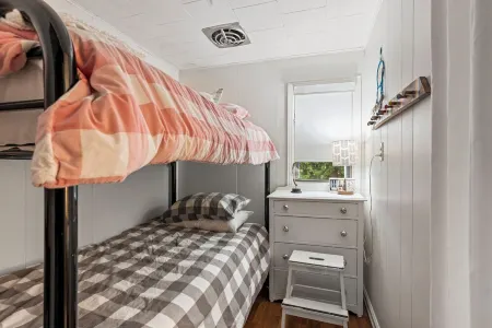 Kanata House - Charming Lakeside Cottage