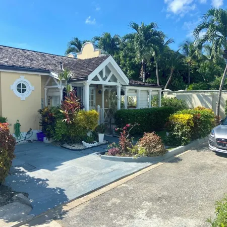 Luxury Spacious Villa 4 Min from the Beach, Royal Fairmont Beach Club Member.