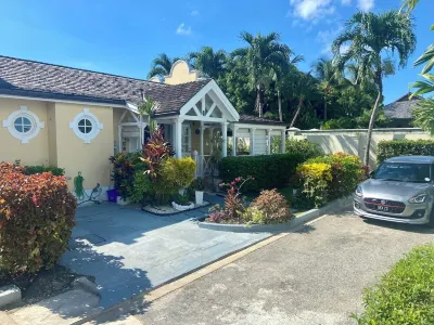 Luxury Spacious Villa 4 min from the beach, private garden & pool Approved Villa Hotels in 