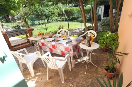 Well-Equipped House with Character and Garden Near the City Center Отели рядом с достопримечательностью «Camping Les Cigales , 3 étoiles»