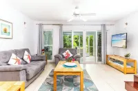 Villa Suba, Family-Sized Condo-5 minutes from the beautiful beach!