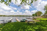 Vacation at Garver Lake ~ Private Beach For Your Enjoyment!