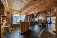 Yosemite Mountain Chalet with private sauna, decks, fireplace, air hockey & WiFi