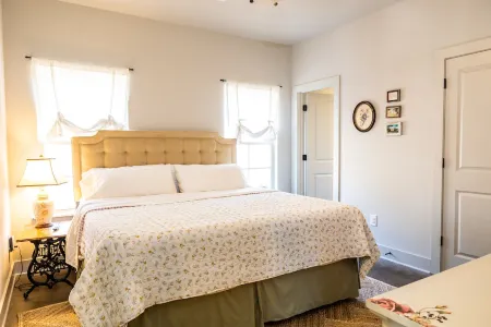 Family Friendly Americana Living at Cabin America on Lake Martin