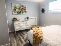 Easy Access Full Duplex - Sleeps 12 Hotel in zona West Lethbridge Towne Centre